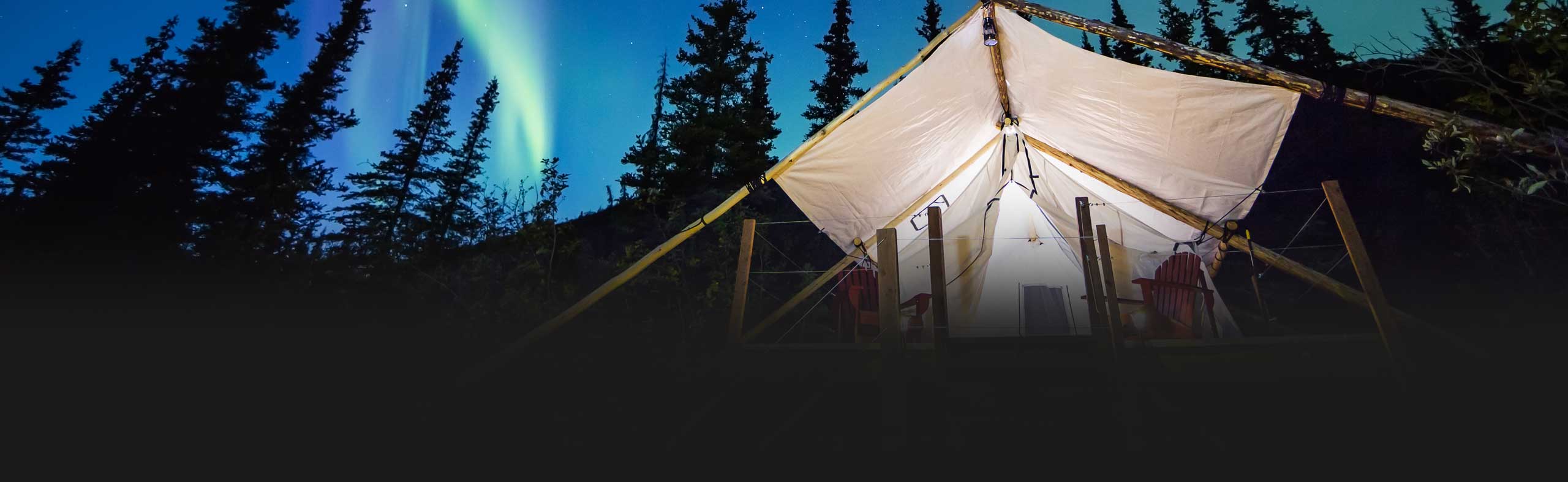 Glamping-Zelt in Alaska mit den Polarlichtern bei einer exklusiven Luxusreise