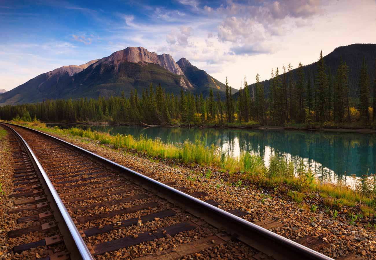 Trans Canadian Railway. Bahngleise in der Landschaft Kanadas